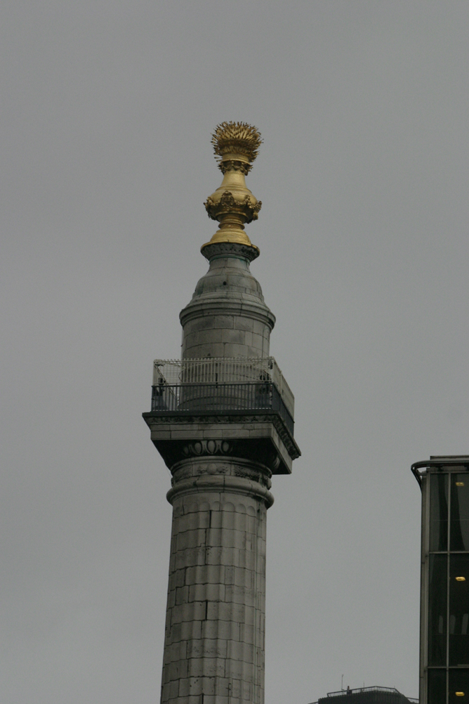 Monument to the Great Fire of London, photo was taken from the bank of the Thames.